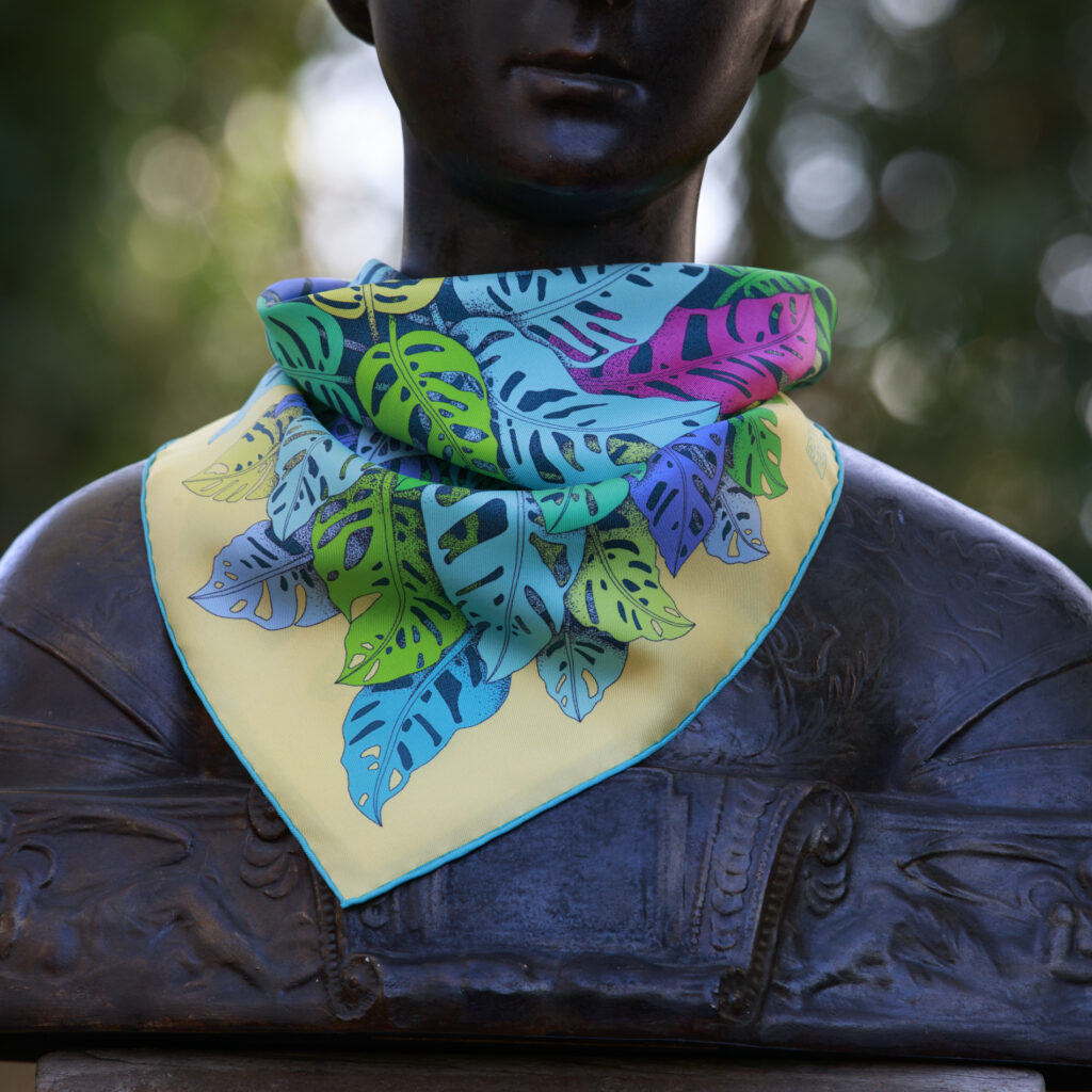 Foulard bandana en soie roulotté main feuillages bleu/vert sur fond jaune poussin plus une feuille rose tyrien